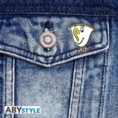 Pin de personagem de chá branco fixado em bolso de ganga azul