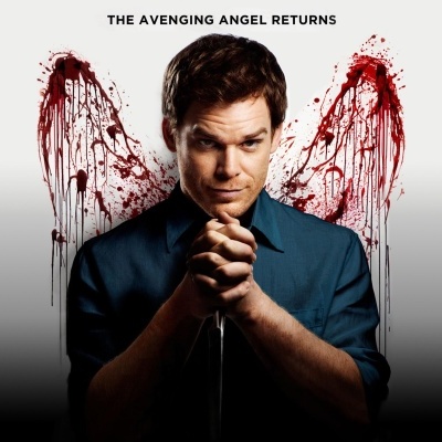 Homem de camisa azul com mãos juntas e asas de sangue na parede atrás, texto promocional no topo