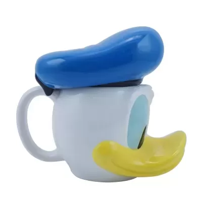 Caneca branca com design do Pato Donald com bico amarelo e chapéu azul como tampa