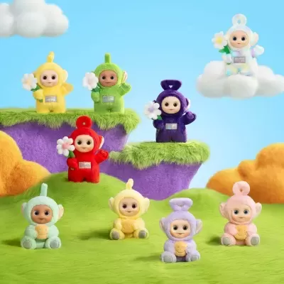 Oito bonecos Teletubbies de pelúcia coloridos num cenário com relva, nuvens e arbustos.