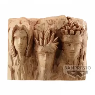 Escultura em madeira com três rostos humanos gravados em relevo e a marca BANPRESTO.