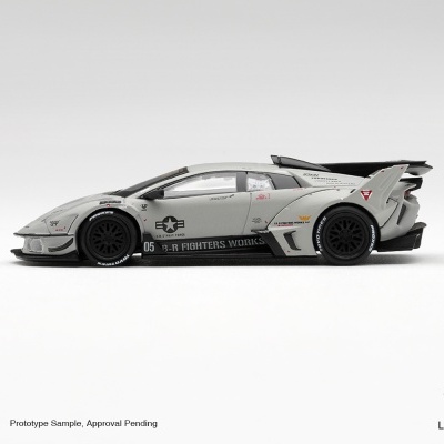 Miniatura de carro desportivo cinzento com adesivos e detalhes pretos