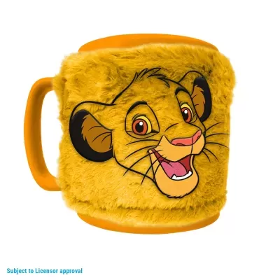 Caneca laranja com capa felpuda amarela e rosto do Simba do Rei Leão