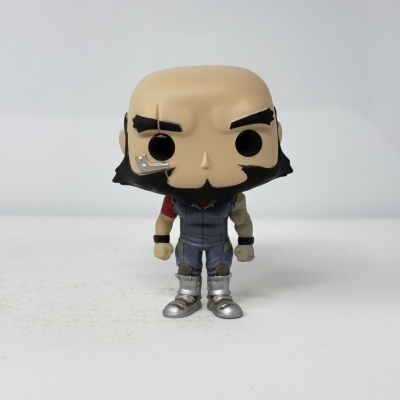 Figura Funko Pop de personagem com roupa cinza e botas prateadas