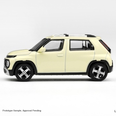 Modelo de miniatura de carro SUV creme claro com detalhes pretos e jantes prateadas