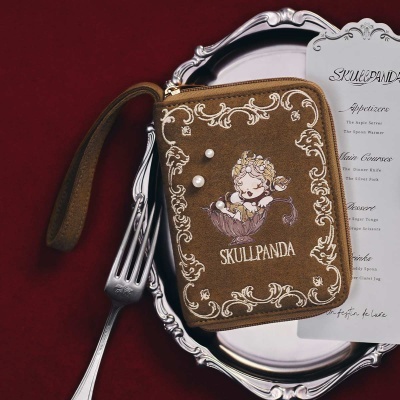 Carteira bordada castanha SKULLPANDA com aplicação de pérolas em cima de tabuleiro prateado
