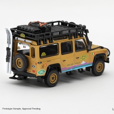 Miniatura de jipe Land Rover Defender amarelo com acessórios para aventura e adesivos várias marcas