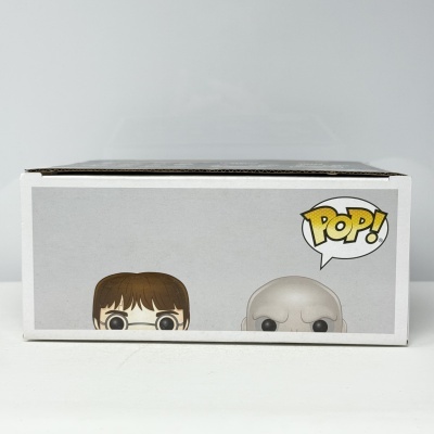 Caixa branca com parte de duas figuras Funko Pop e balão de fala POP!