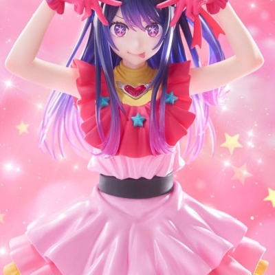 Figura colecionável feminina de anime em vestido rosa com detalhes coloridos e fundo cor-de-rosa brilhante