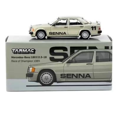 Modelo de carro coleção Mercedes-Benz 190 E 2.3-16 cor creme SENNA nº11 sobre caixa com design