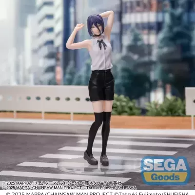 Figura colecionável de personagem anime com roupa branca e preta em cenário urbano