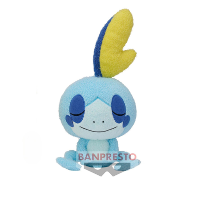 Pelúcia azul clara do personagem Sobble, com crista amarela e azul e olhos fechados, sentada
