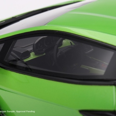 Carro desportivo verde com retrovisor lateral em fibra de carbono e interior visível