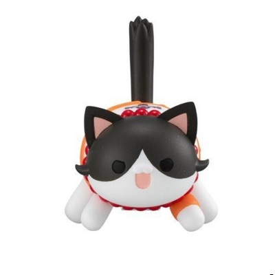 Figura decorativa de gato tricolor com cauda preta.