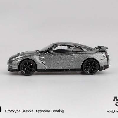 Miniatura de carro desportivo cinzento metálico com detalhes em preto