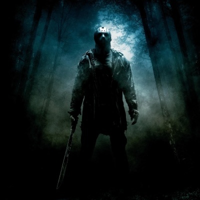 Poster do filme Friday the 13th com figura sombria e máscara de hóquei em floresta nevoenta
