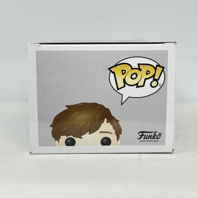 Caixa Funko Pop com imagem de uma figura e texto POP!