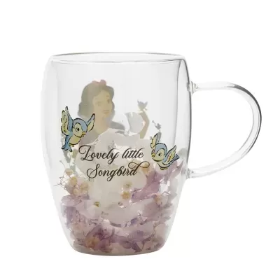 Caneca de vidro transparente com flores secas e desenhos de passarinhos azuis e amarelos e texto Lovely little Songbird.