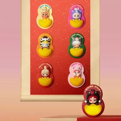 Figuras decorativas coloridas com personagens em fantasia animal e frases inspiradoras