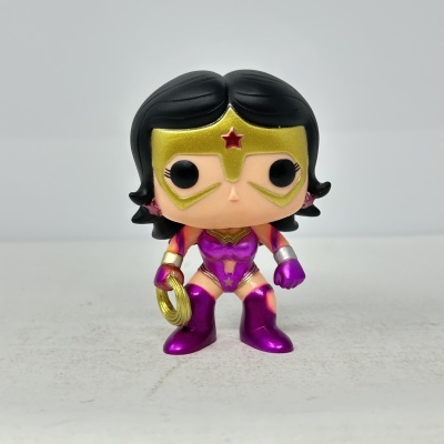Figura Funko Pop da Mulher Maravilha com máscara dourada e fato roxo
