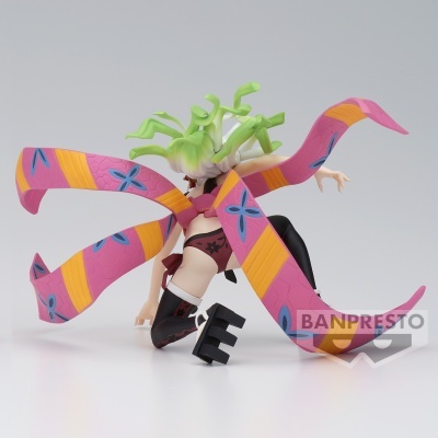Figura de personagem anime com cabelo verde e faixa rosa e laranja em fundo cinzento