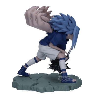 Figura de ação de personagem com cabelo azul e oito braços extras nas costas numa base verde