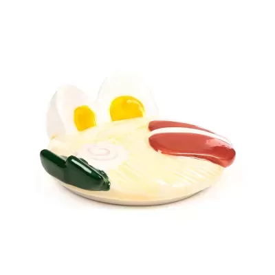 Prato decorativo em cerâmica pintada à mão representando uma tigela de ramen