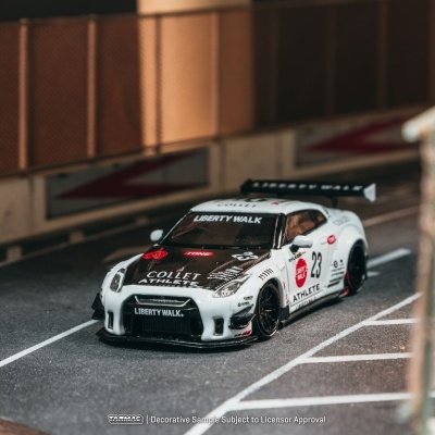Miniatura de carro de corrida branco e preto na pista de corrida em miniatura