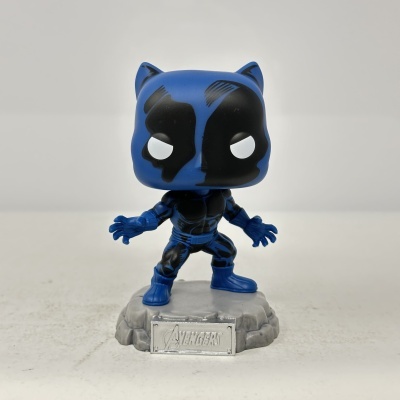 Figura Funko Pop do Pantera Negra azul e preto com base Avengers