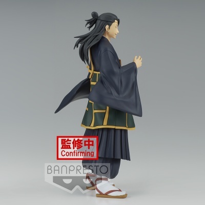 Figura colecionável de personagem masculino com kimono azul escuro e sandálias.