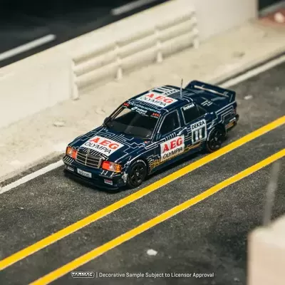 Modelo de carro de corrida azul com autocolantes AEG OLIMPIA na pista