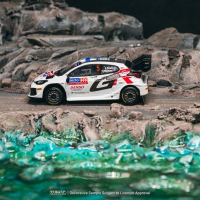 Miniatura de carro de rali branco com detalhes em preto e vermelho e inscrições visíveis