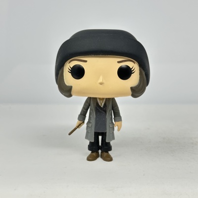 Figura Funko Pop com chapéu preto e varinha