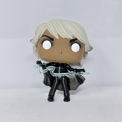 Figura Funko Pop com cabelo branco, roupa preta e efeito de eletricidade azul claro