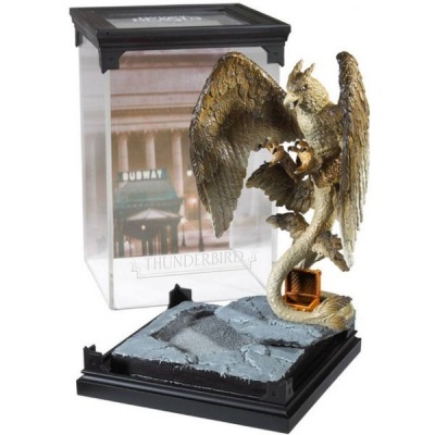 Figura de Thunderbird dourado com base texturizada e caixa transparente.