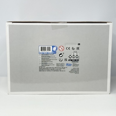 Caixa branca de papelão com etiquetas, código de barras e a marca Funko