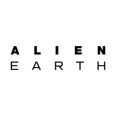 Texto ALIEN EARTH em letras maiúsculas pretas sobre fundo branco