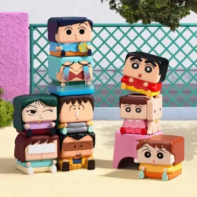 Bonecos de vinil quadrados com diferentes expressões faciais coloridos, empilhados ao ar livre