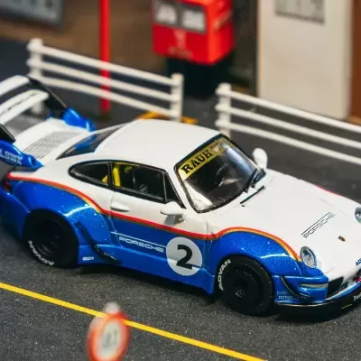 Miniatura de carro de corrida Porsche branco e azul com número 2