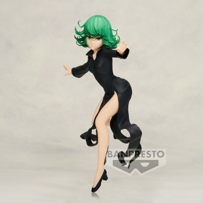 Figura colecionável de personagem feminina com cabelo verde e vestido preto