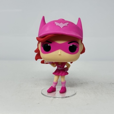 Figura Funko Pop cor-de-rosa com máscara e boné com símbolo de morcego