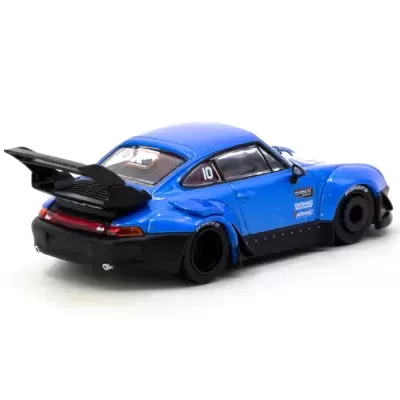 Carro de brinquedo azul com asa traseira preta e pneus pretos em fundo branco