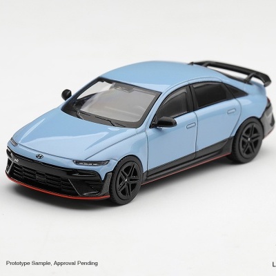 Miniatura de carro desportivo Hyundai azul claro com detalhes pretos e spoiler