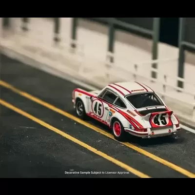Miniatura de carro de corrida branco com riscas vermelhas e número 45 na estrada