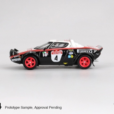 Miniatura de carro de corrida preto com detalhes em vermelho e branco