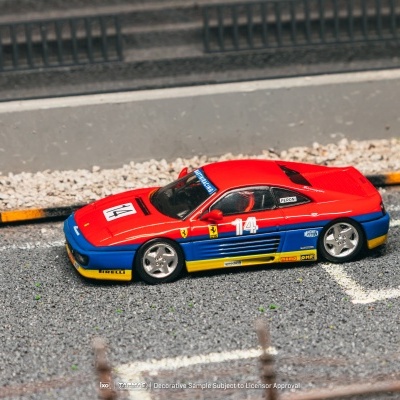Miniatura de carro de corrida vermelho, azul e amarelo com número 14 e várias marcas visíveis.