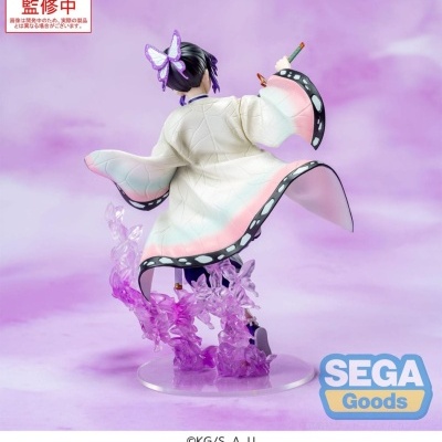 Figura colecionável de anime com kimono branco e elementos roxos em base, fundo lilás e logo SEGA Goods
