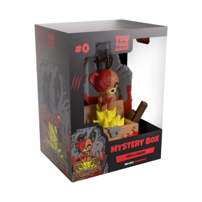 Figura de urso de vinil numa caixa de madeira com chamas, embalagem preta com texto vermelho