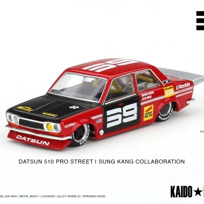 Miniatura de carro de corrida Datsun 510 Pro Street vermelho e preto com inscrições em fundo branco.