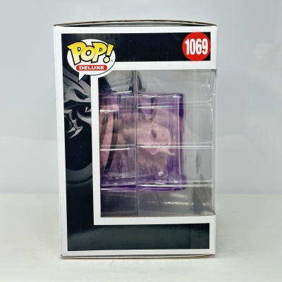 Boneco Funko Pop Deluxe nº 1069 caixa branca e preta com janela plástico